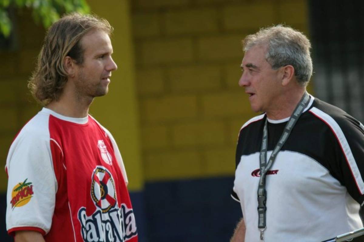 De famosos futbolistas a dirigir los dos grandes clásicos en Honduras: El pasado de los cuerpos técnicos