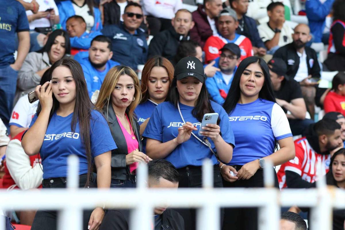 Derroche de belleza en la final: aficionadas, edecanes y presentadores disfrutan del Olimpia vs Motagua