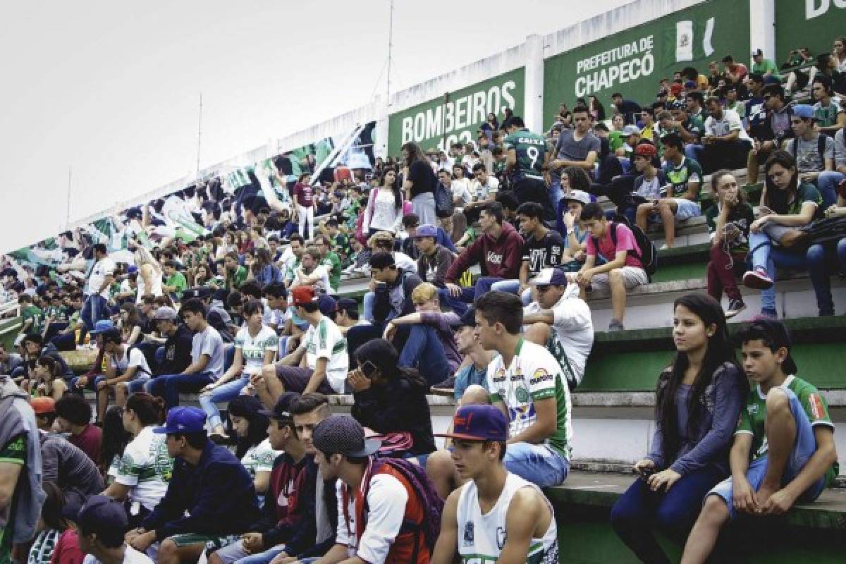 Llanto y dolor: El sufrimiento de los miles de aficionados del Chapecoense