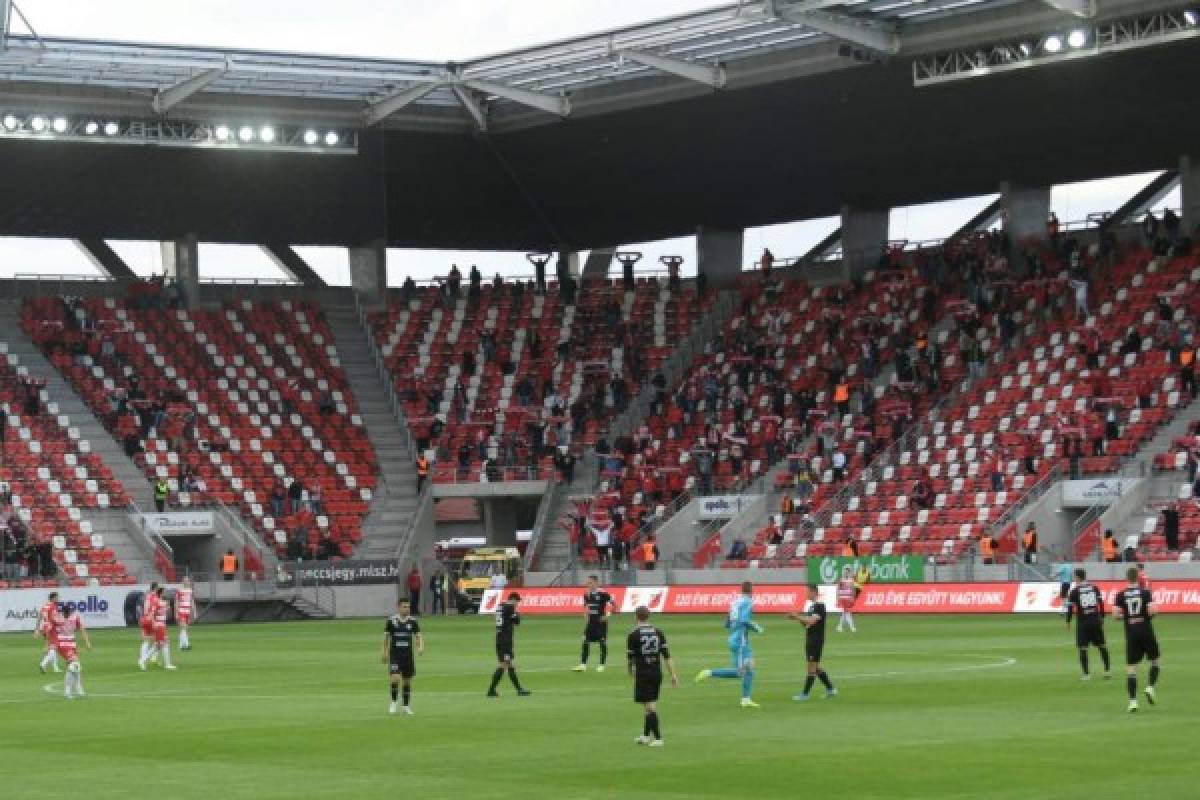 Sin mascarillas y otros sin respetar el distanciamiento: Aficionados vuelven al fútbol en Hungría