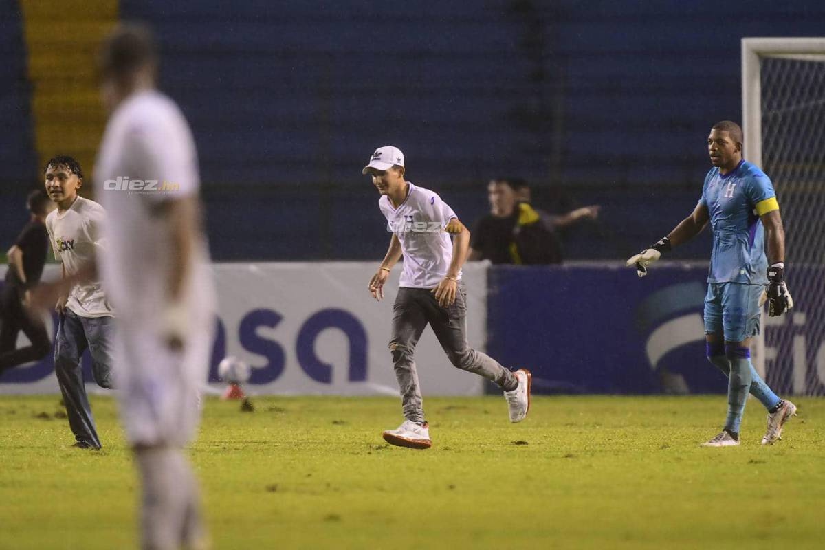 Júbilo en el Olímpico: Aficionados invaden la cancha en medio del triunfo de Honduras sobre Canadá en Liga de Naciones