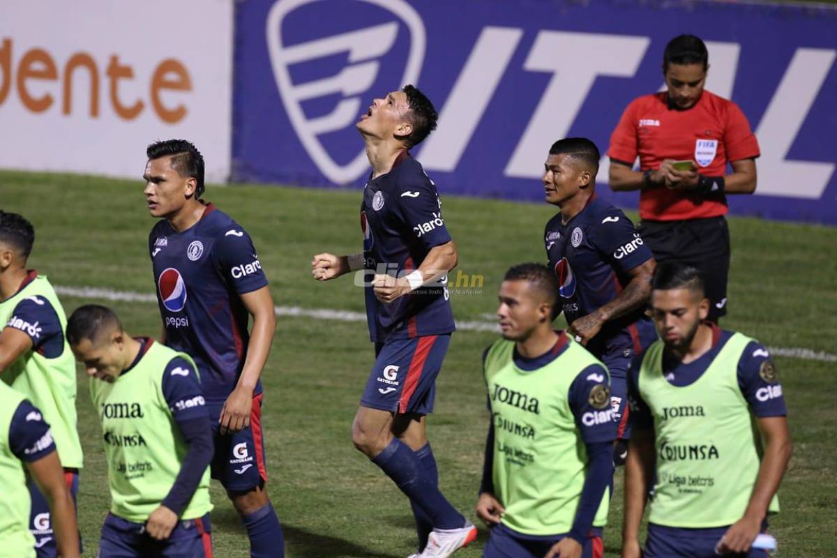 Violencia en las graderías, el extraño look de jugador de Motagua y el cordial saludo entre la Tota y Lavallén