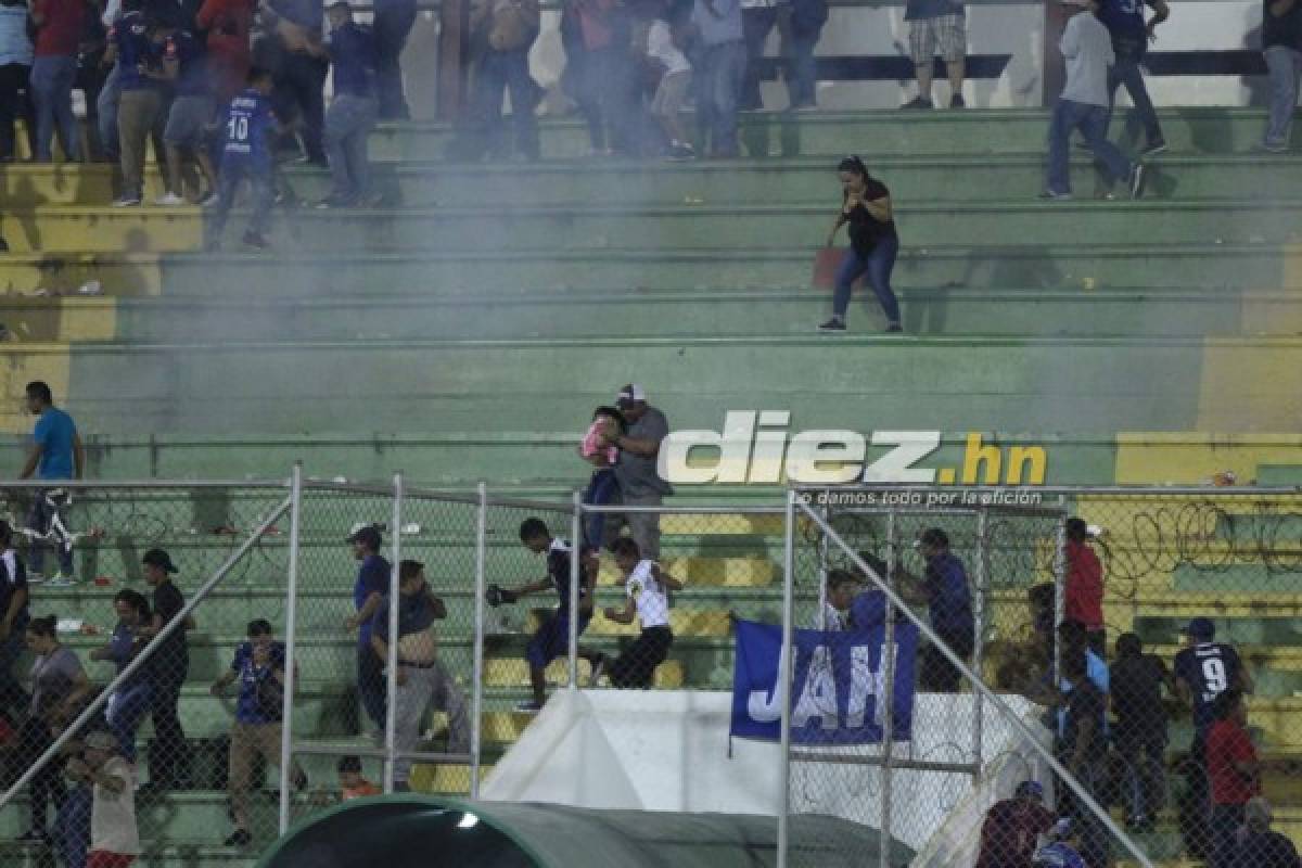 ¡Penoso! Bronca en la cancha de Comayagua y caos en las gradas por gas lacrimógeno