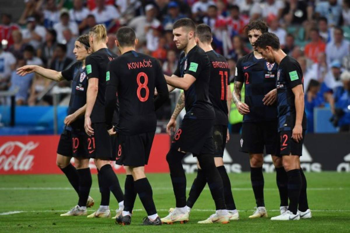 Croatia's players gather in a huddle during the Russia 2018 World Cup quarter-final football match between Russia and Croatia at the Fisht Stadium in Sochi on July 7, 2018. / AFP PHOTO / Nelson Almeida / RESTRICTED TO EDITORIAL USE - NO MOBILE PUSH ALERTS/DOWNLOADS