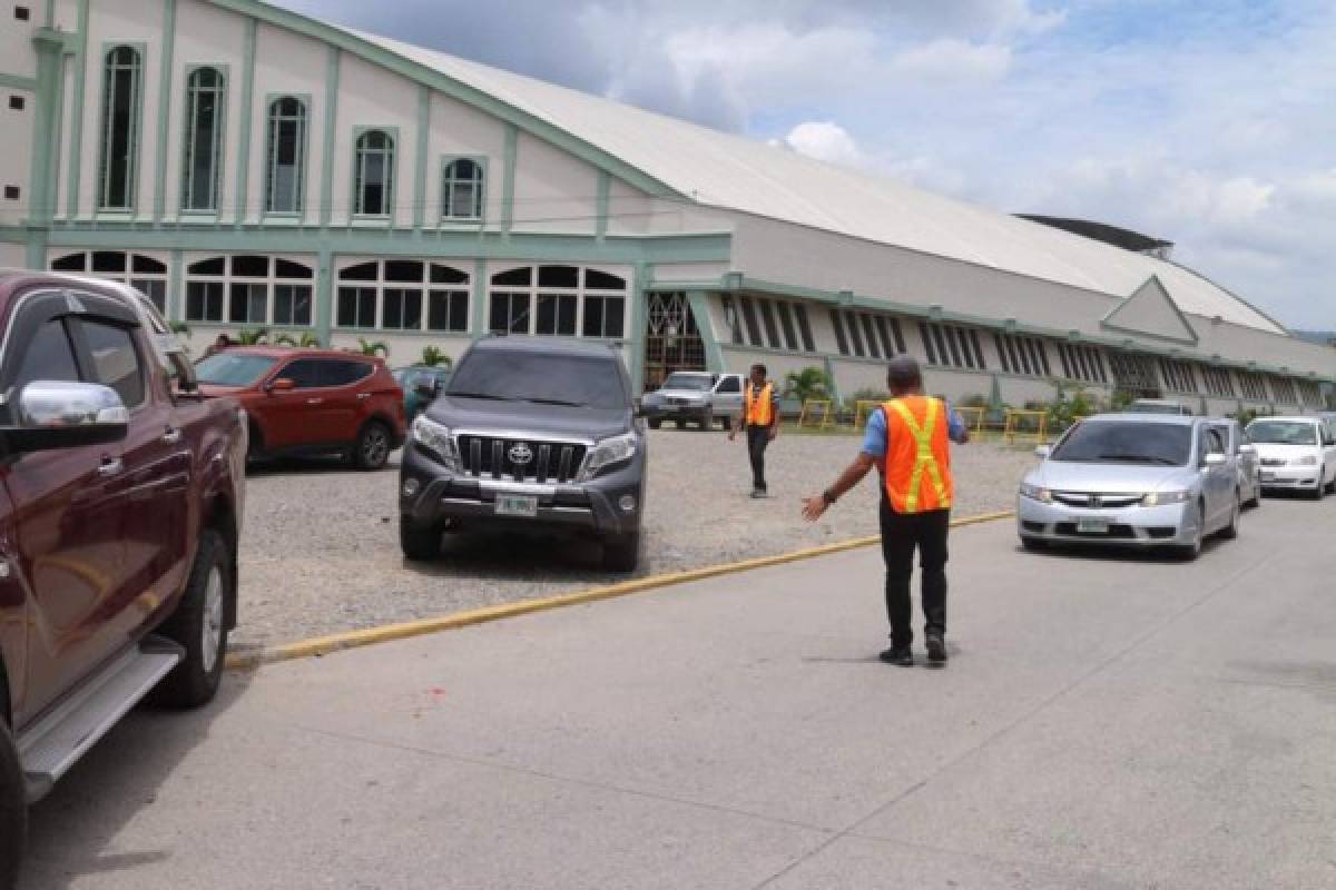 Carlos Tábora sirve a Dios en parqueos de iglesia La Cosecha en San Pedro Sula