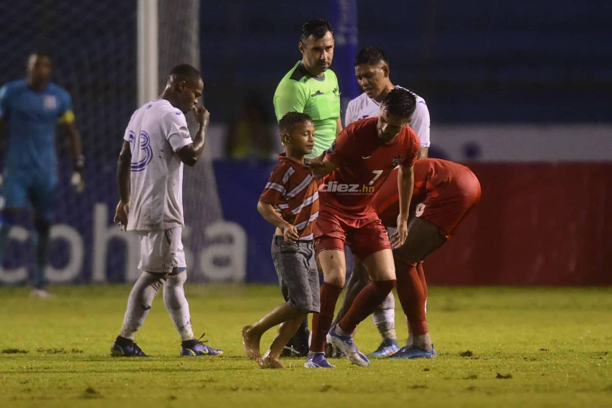 Júbilo en el Olímpico: Aficionados invaden la cancha en medio del triunfo de Honduras sobre Canadá en Liga de Naciones