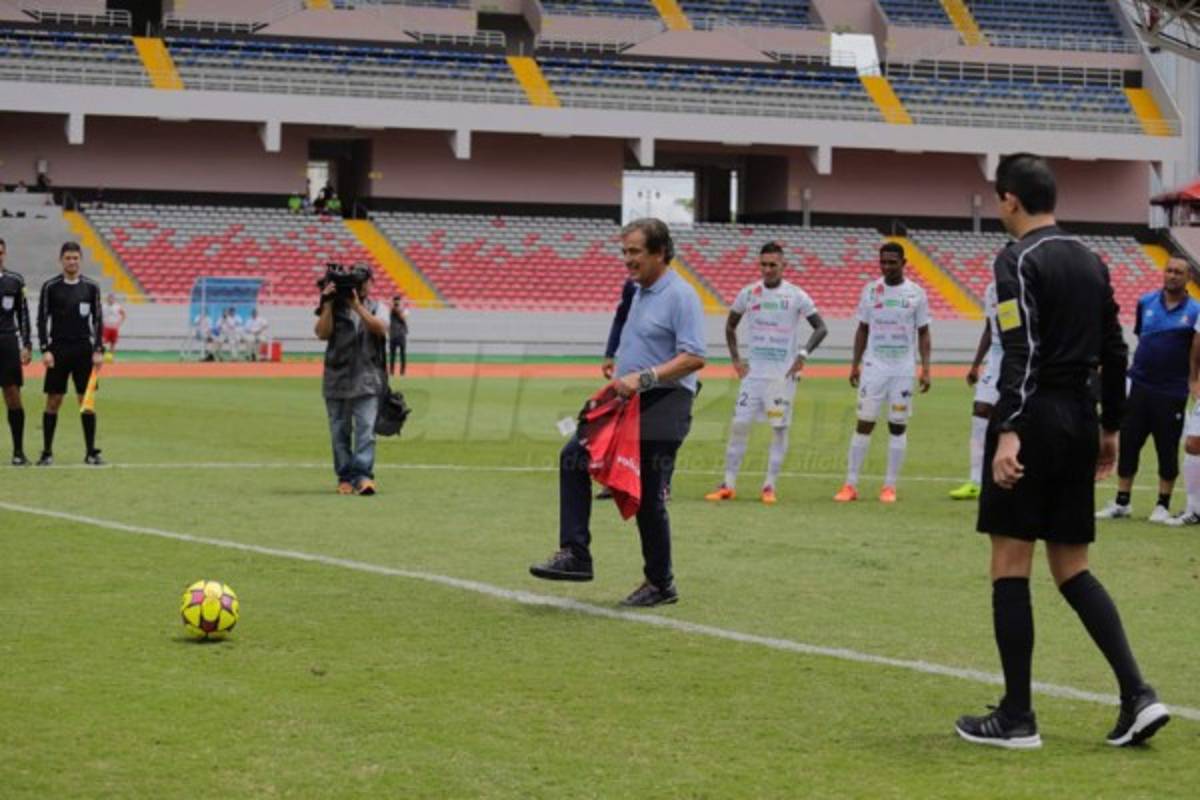 Así fue el homenaje del Alajuelense al técnico Jorge Luis Pinto