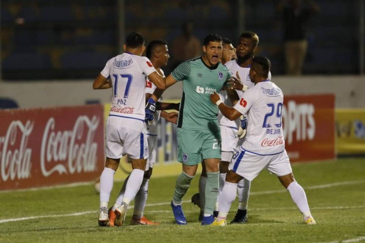 NO SE VIO: Futbolistas oliendo alcohol y pieza del Vida con cinta adhesiva en su camisa