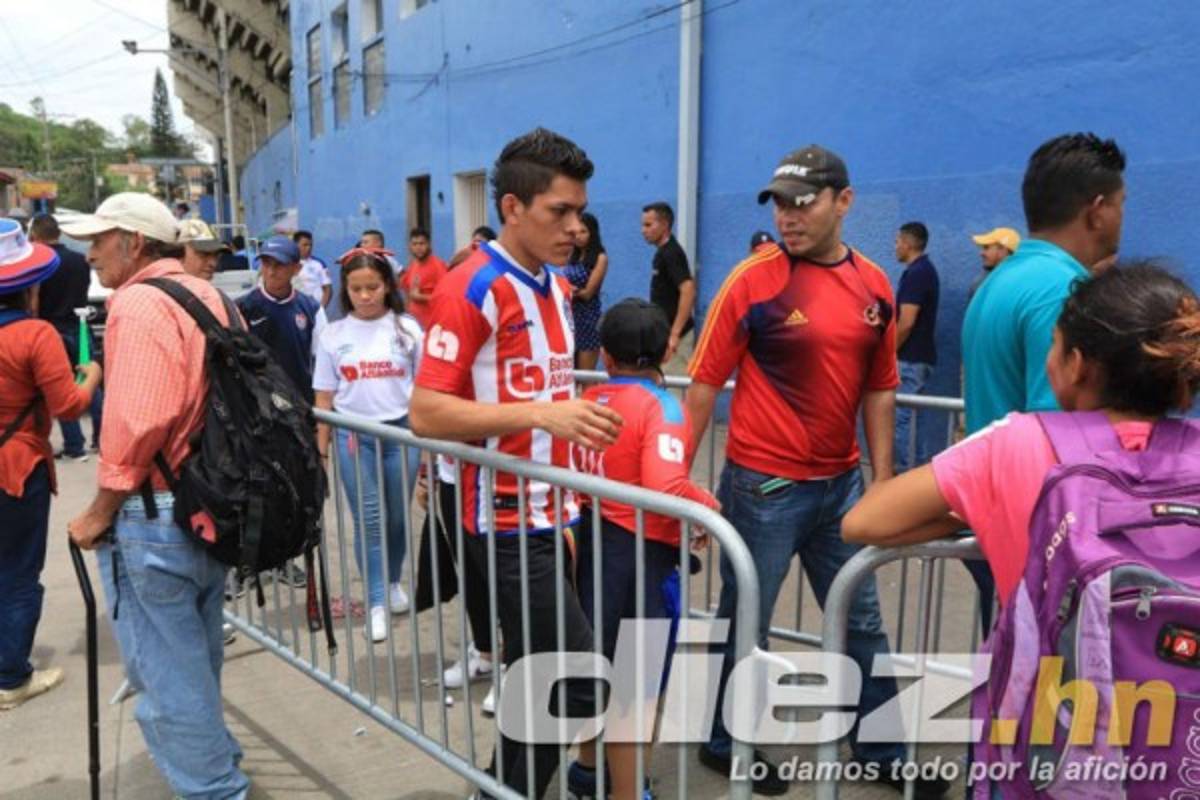 Bonito ambiente en el estadio Nacional para la final Olimpia-Motagua