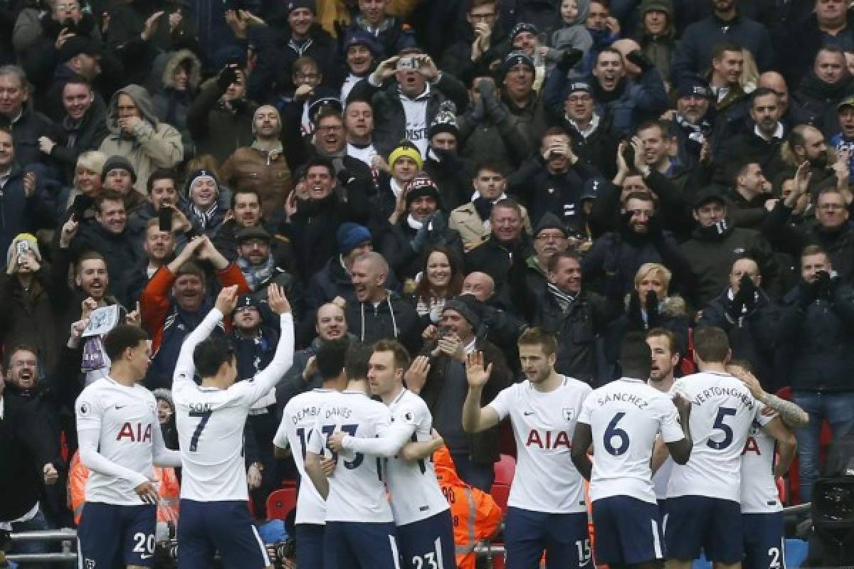 Tottenham Hotspur's English striker Harry Kane (2R) celebrates with taem-mates after scoring the opening goal during the English Premier League football match between Tottenham Hotspur and Arsenal at Wembley Stadium in London, on February 10, 2018. / AFP PHOTO / IKIMAGES / Ian KINGTON / RESTRICTED TO EDITORIAL USE. No use with unauthorized audio, video, data, fixture lists, club/league logos or 'live' services. Online in-match use limited to 45 images, no video emulation. No use in betting, games or single club/league/player publications. /