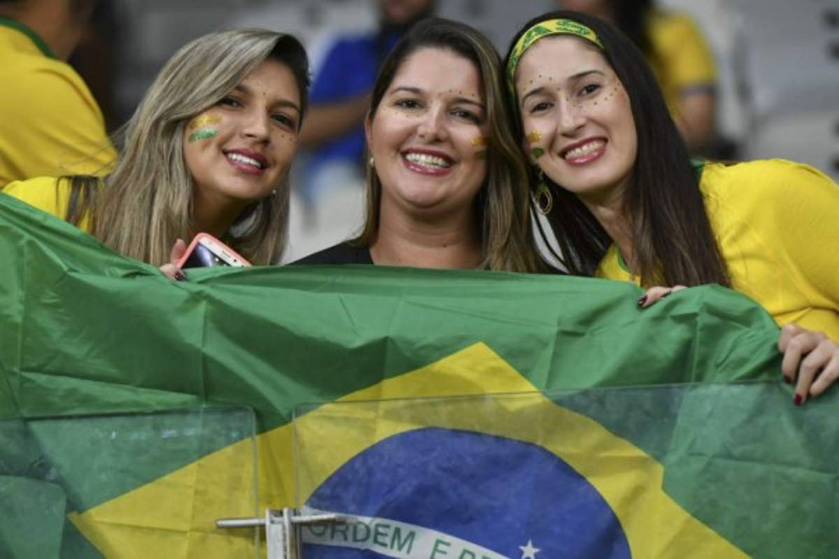 ¡Qué ambiente! Queman la camisa de Messi y novia de jugador argentino deslumbra en el Mineirao