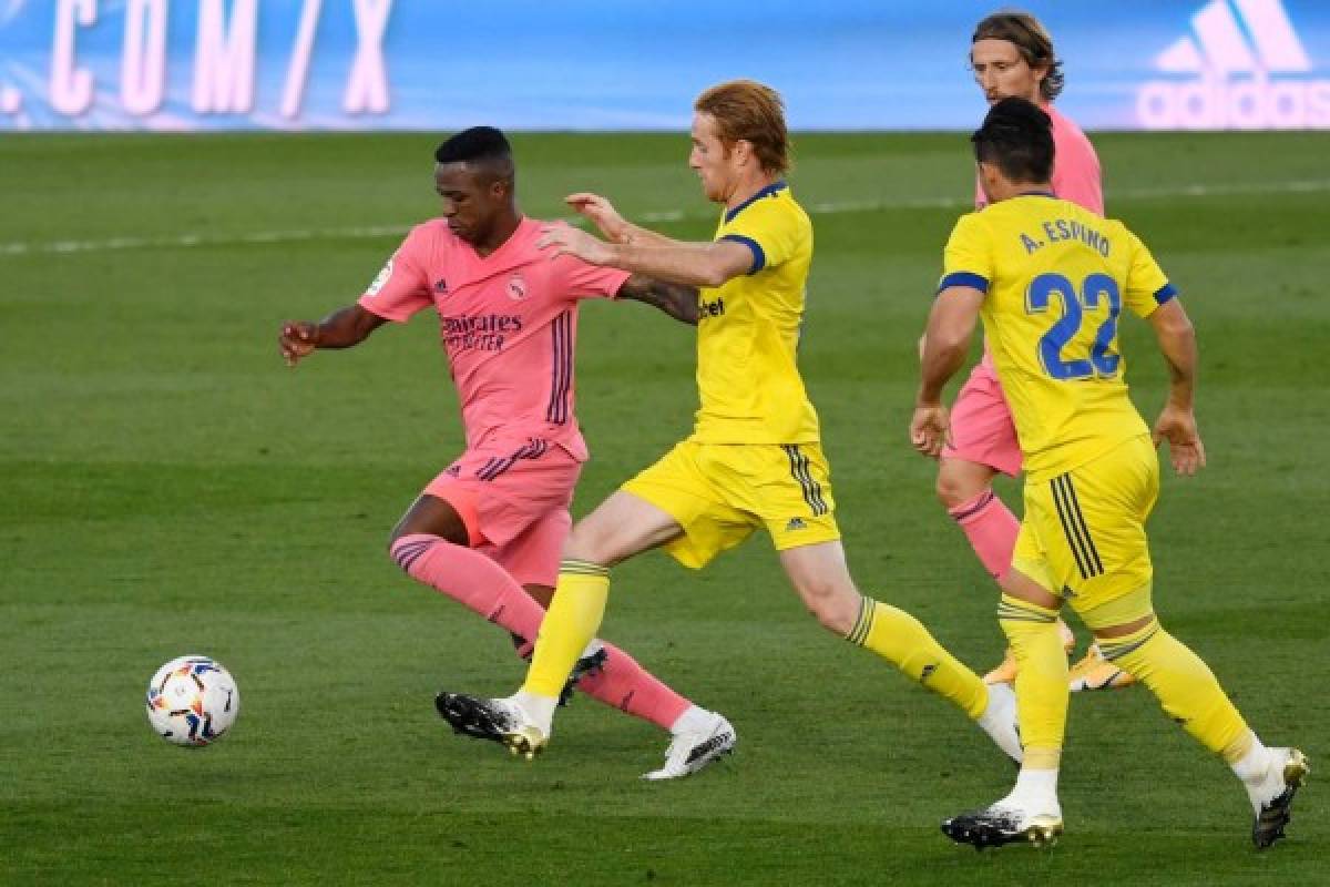 Real Madrid's Brazilian forward Vinicius Junior (L) vies with Cadiz's Spanish midfielder Alex Fernandez during the Spanish League football match between Real Madrid CF and Cadiz CF at the Alfredo Di Stefano stadium in Valdebebas, northeastern Madrid, on October 17, 2020. (Photo by PIERRE-PHILIPPE MARCOU / AFP)