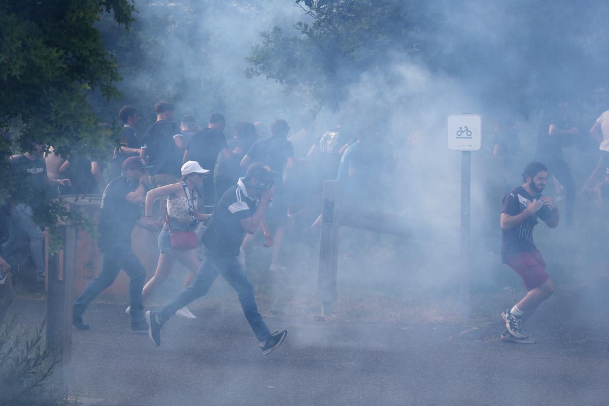 La furia de los aficionados del Girondins tras virtual descenso: Intentaron bloquear autobús, lanzaron papel higiénico y los llenaron de gas lacrimógeno