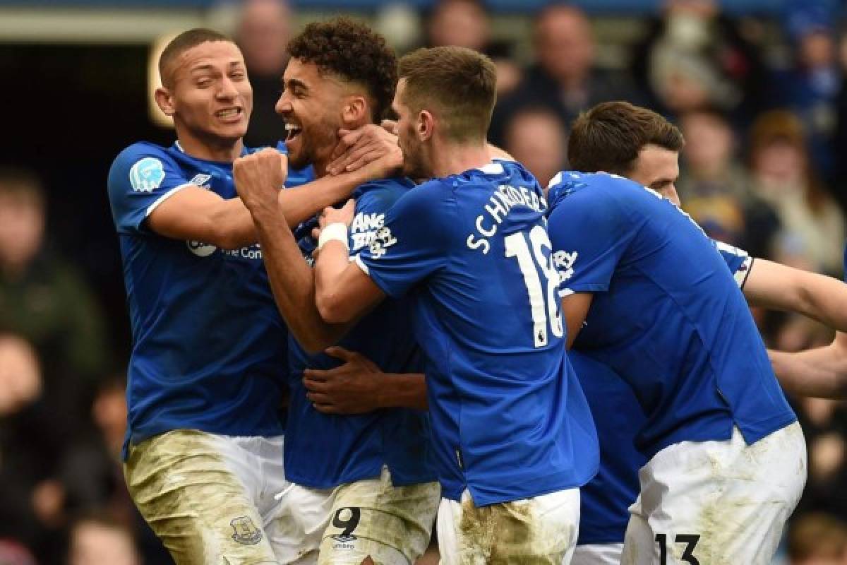 Everton's English striker Dominic Calvert-Lewin (2nd L) celebrates with Everton's Brazilian striker Richarlison (L) and teammates after scoring their third goal during the English Premier League football match between Everton and Crystal Palace at Goodison Park in Liverpool, north west England on February 8, 2020. (Photo by Oli SCARFF / AFP) / RESTRICTED TO EDITORIAL USE. No use with unauthorized audio, video, data, fixture lists, club/league logos or 'live' services. Online in-match use limited to 120 images. An additional 40 images may be used in extra time. No video emulation. Social media in-match use limited to 120 images. An additional 40 images may be used in extra time. No use in betting publications, games or single club/league/player publications. /