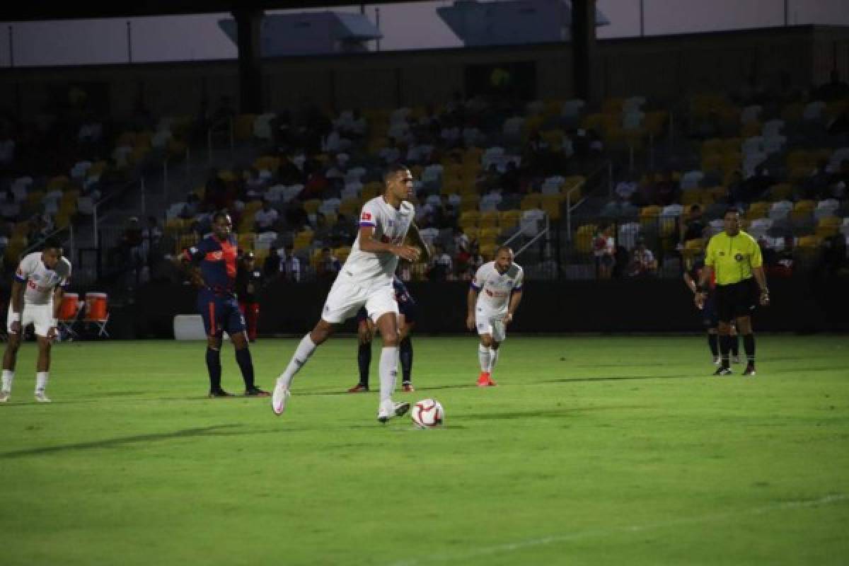 La catracha de rizos 'radiantes', Troglio aclamado y el hincha de lujo en las gradas del amistoso de Olimpia