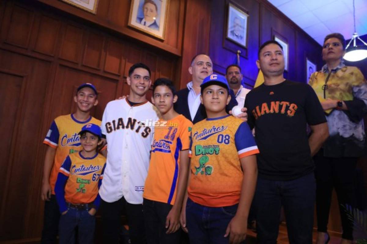 Las imágenes del homenaje que recibió Mauricio Dubón en San Pedro Sula