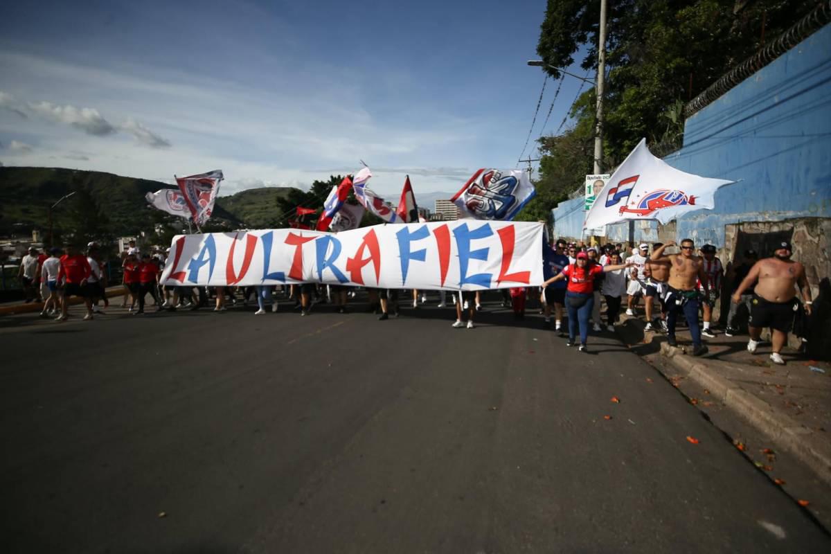 La fiesta que armó la Ultra Fiel, bellas chicas en el Chelato Uclés y el aficionado de Real España junto a los de Olimpia