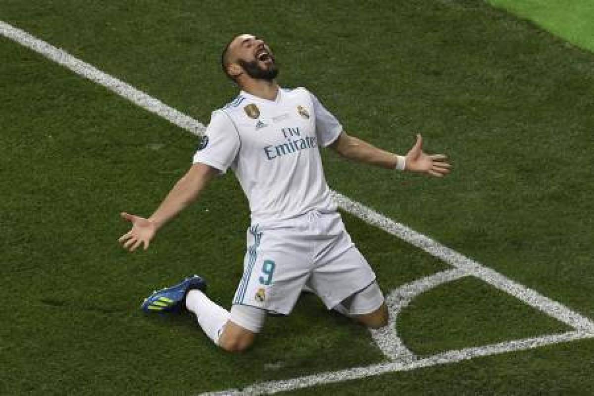 Real Madrid's French forward Karim Benzema celebrates after scoring the 0-1 during the UEFA Champions League final football match between Liverpool and Real Madrid at the Olympic Stadium in Kiev, Ukraine on May 26, 2018. / AFP PHOTO / Sergei SUPINSKY