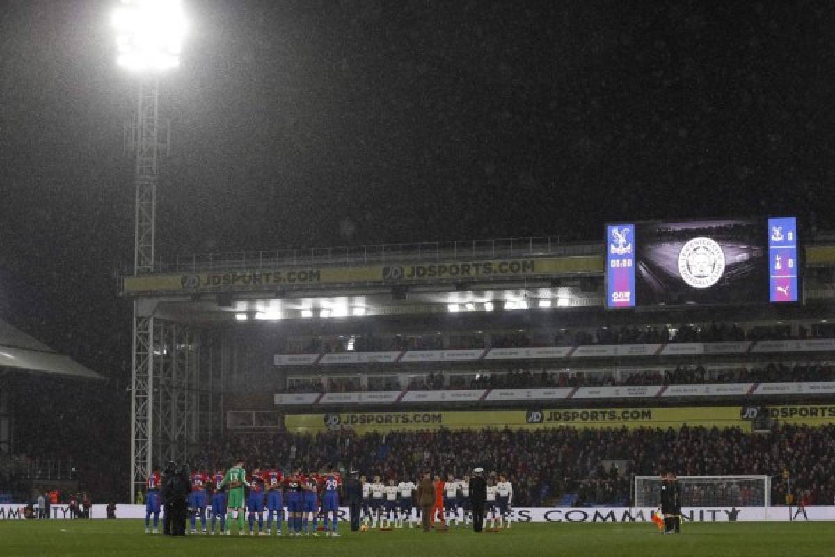 Marcha y llanto: Nuevo homenaje del Leicester a su presidente en el King Power Stadium