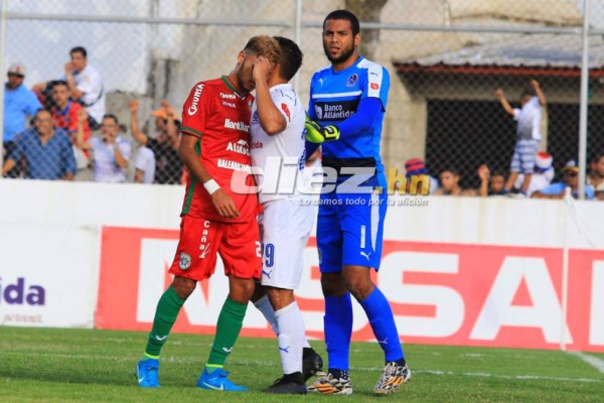 NO VISTE EN TV: Saludo a Vargas, aficionada queda en brasier y niño irrumpe el clásico