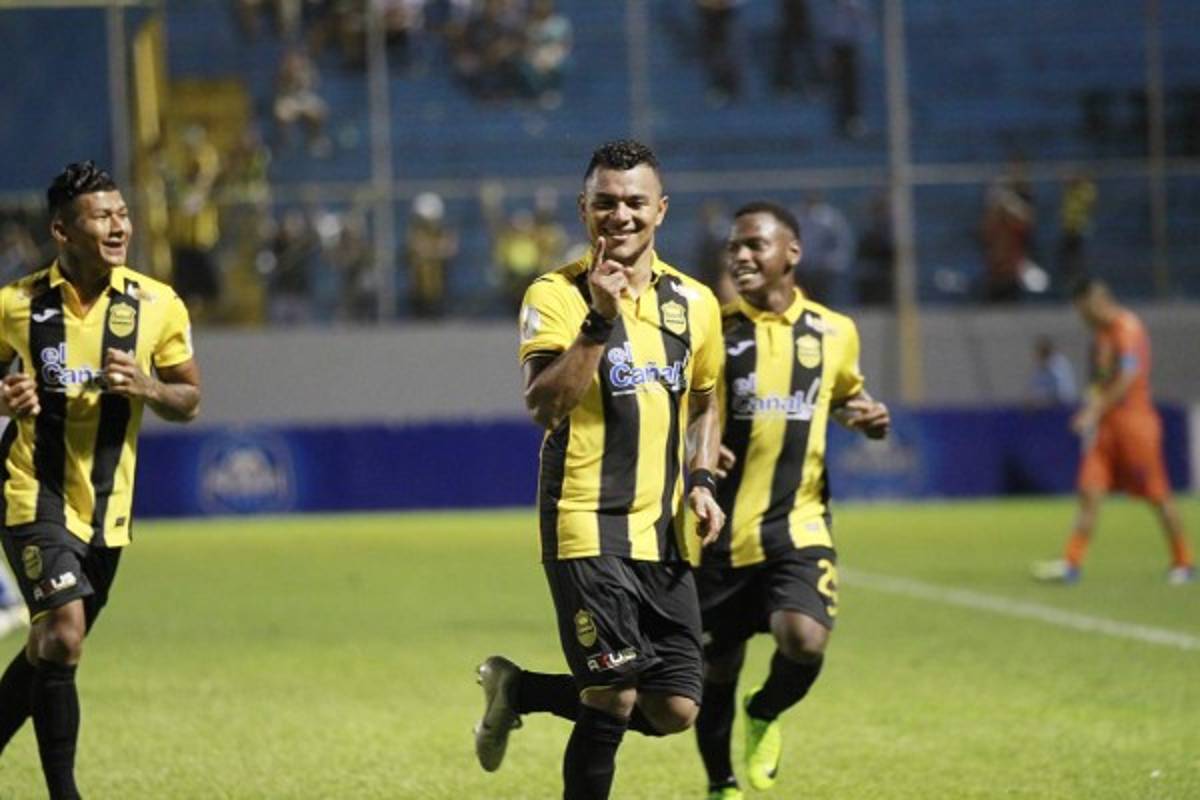 NO SE VIO: Las magia de Rambo, las bellas chicas y la fiesta en Cortés