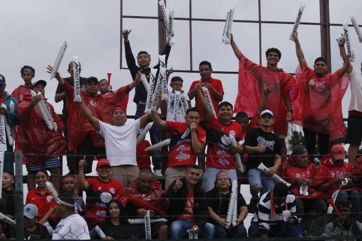 Ambientazo en el estadio Rubén Deras, hermosas jóvenes y ni la lluvia detiene la gran final del ascenso de Honduras entre CD Choloma y Platense