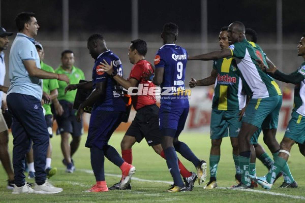 ¡Penoso! Bronca en la cancha de Comayagua y caos en las gradas por gas lacrimógeno