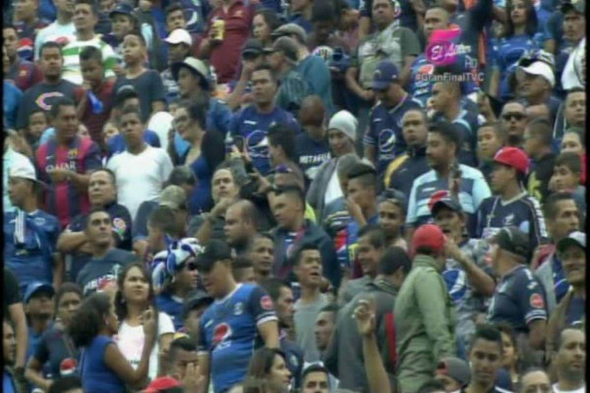 ¡IMPRESIONANTE! La afición de Motagua llena el Nacional en la final ante Platense