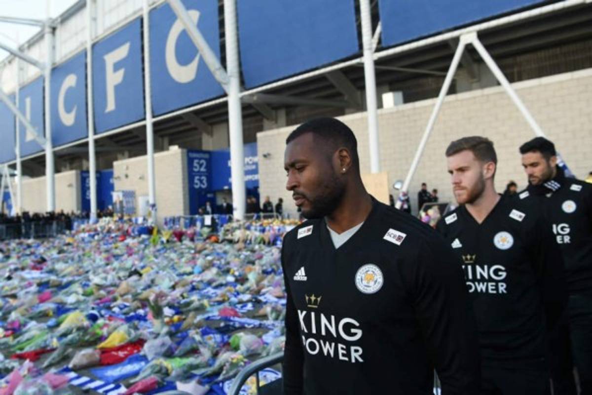 Jugadores del Leicester le rindieron tributo a su presidente en el King Power Stadium