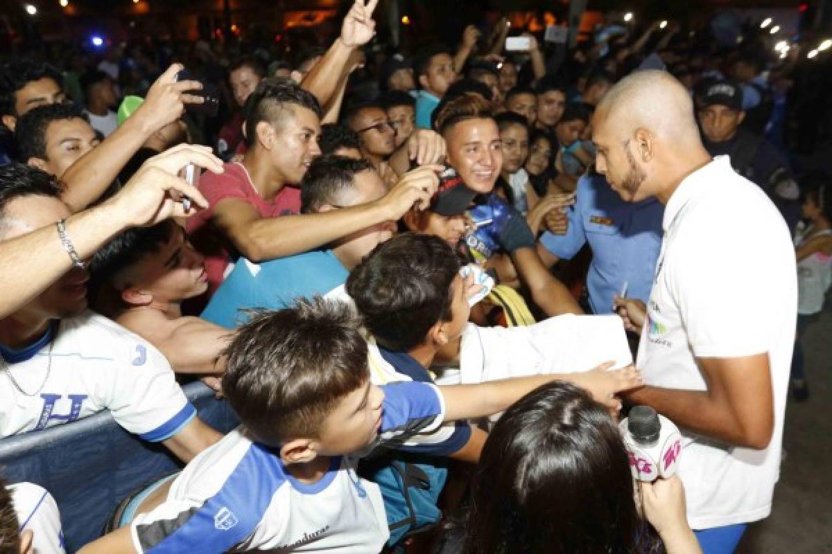 FOTOS EN CHOLOMA: El baile de Pinto, la selfie de Costly y el hombre vestido de mujer