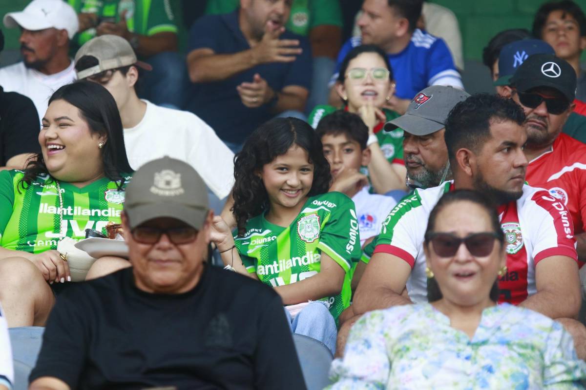 ¿Quién es la de verde? Las hermosas mujeres enamoraron en el Estadio Morazán