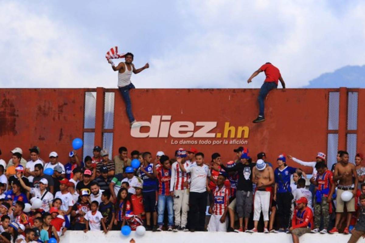 NO VISTE EN TV: Saludo a Vargas, aficionada queda en brasier y niño irrumpe el clásico