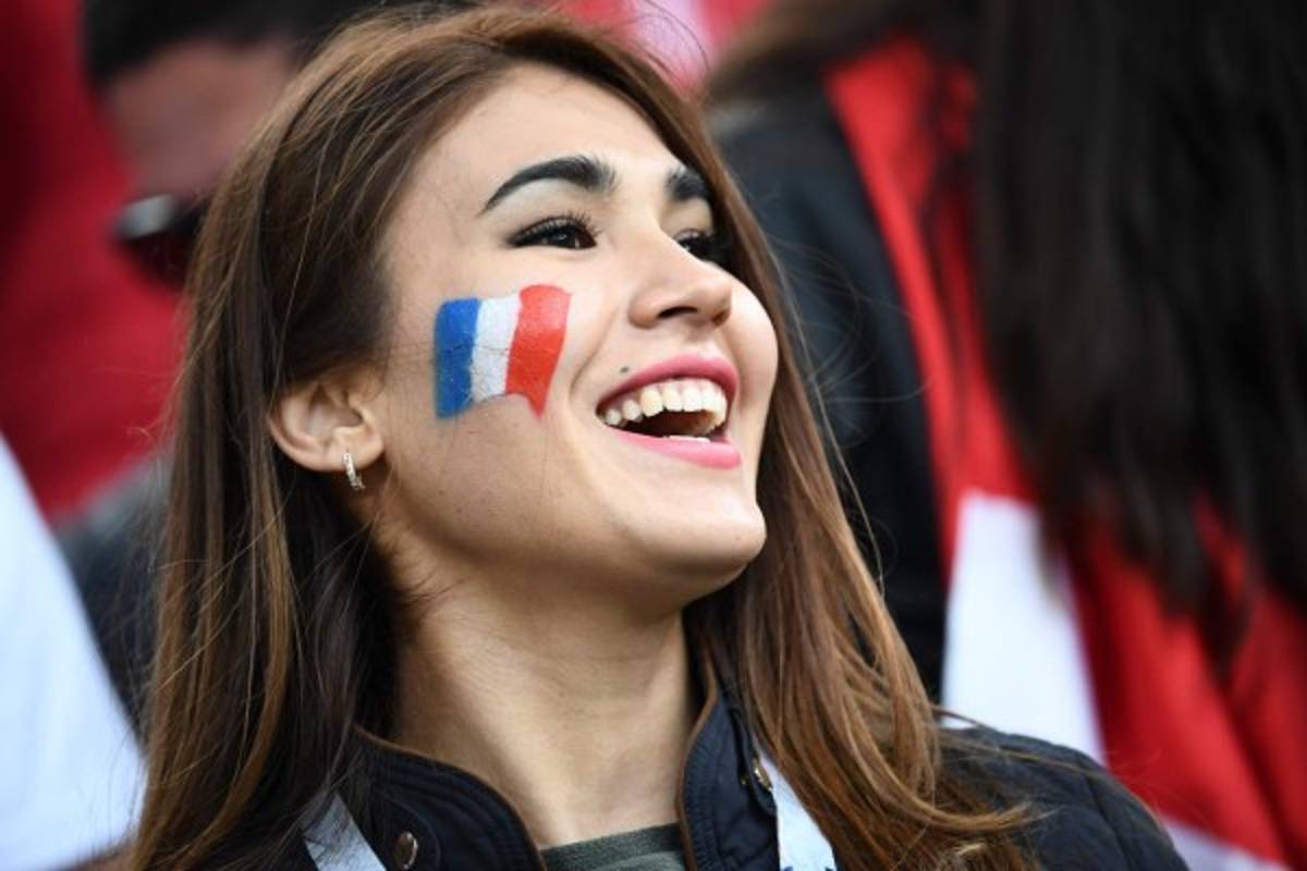 Francia y Perú engalanan Rusia 2018 con sus bellas aficionadas
