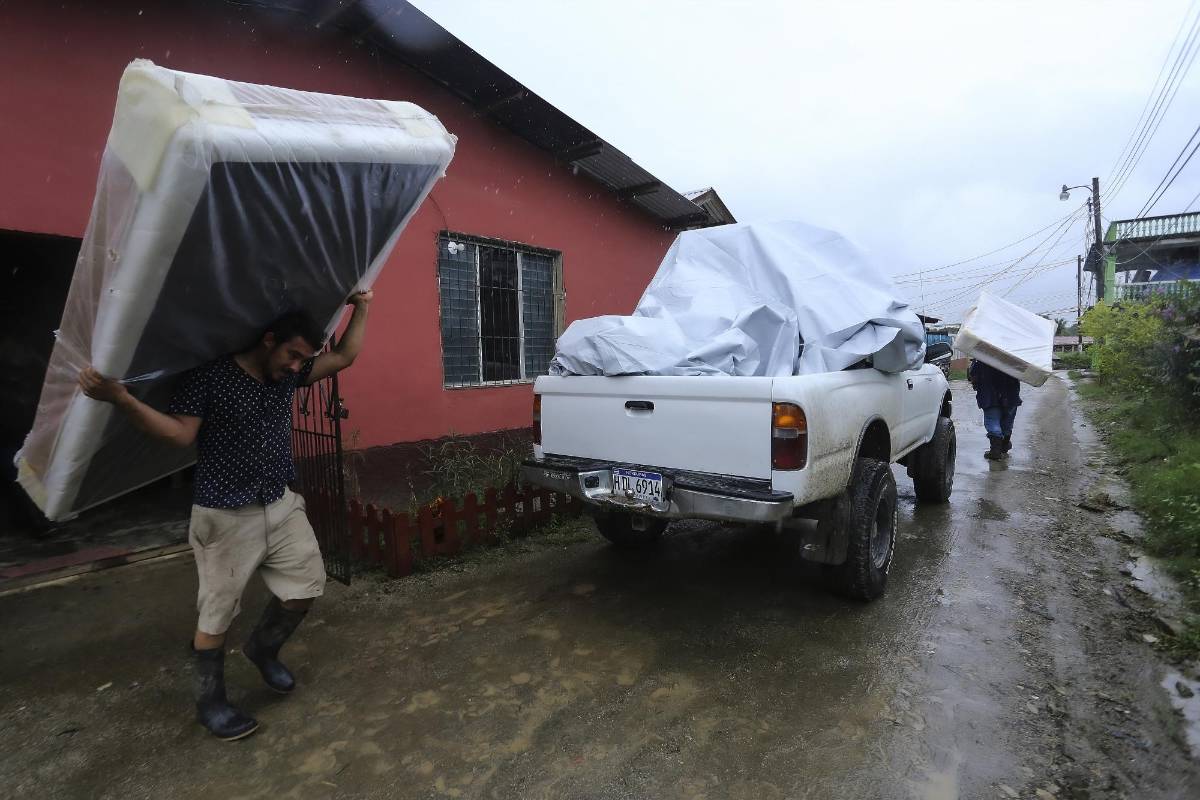 INFORME ESPECIAL: Río Chamelecón se desborda, La Lima comienza a sufrir los efectos de Julia y aumentan las evacuaciones