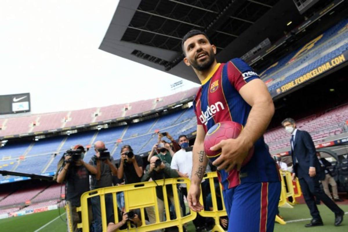 Las imágenes de la presentación del Kun Agüero en Barcelona: Gesto de Laporta y firma de contrato