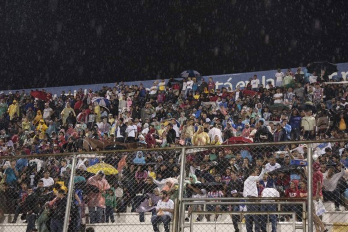 FOTOS: Afición de Olimpia no falla y llena el estadio Nacional