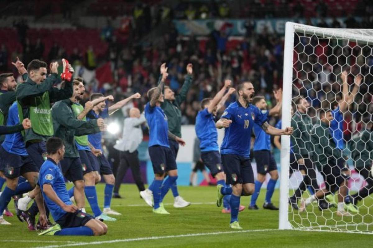 Día de locura y éxtasis en la Eurocopa: Italia despacha a España en tanda de penales