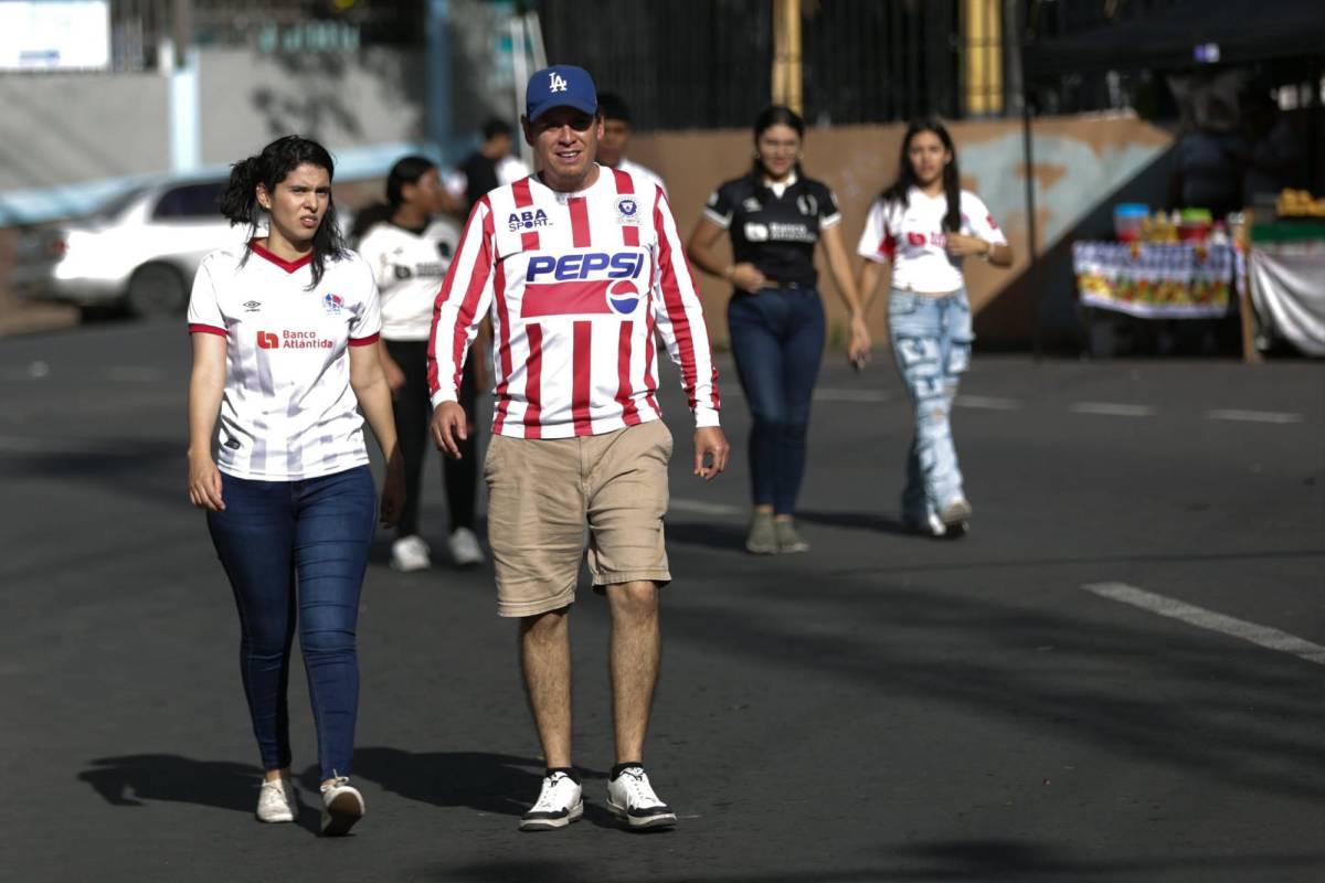 La fiesta que armó la Ultra Fiel, bellas chicas en el Chelato Uclés y el aficionado de Real España junto a los de Olimpia