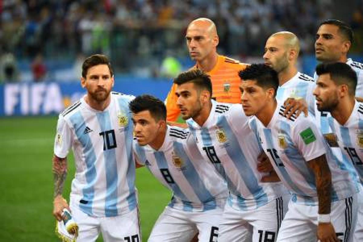 Argentina's forward Lionel Messi (L) and teammates pose before the Russia 2018 World Cup Group D football match between Argentina and Croatia at the Nizhny Novgorod Stadium in Nizhny Novgorod on June 21, 2018. / AFP PHOTO / Johannes EISELE / RESTRICTED TO EDITORIAL USE - NO MOBILE PUSH ALERTS/DOWNLOADS