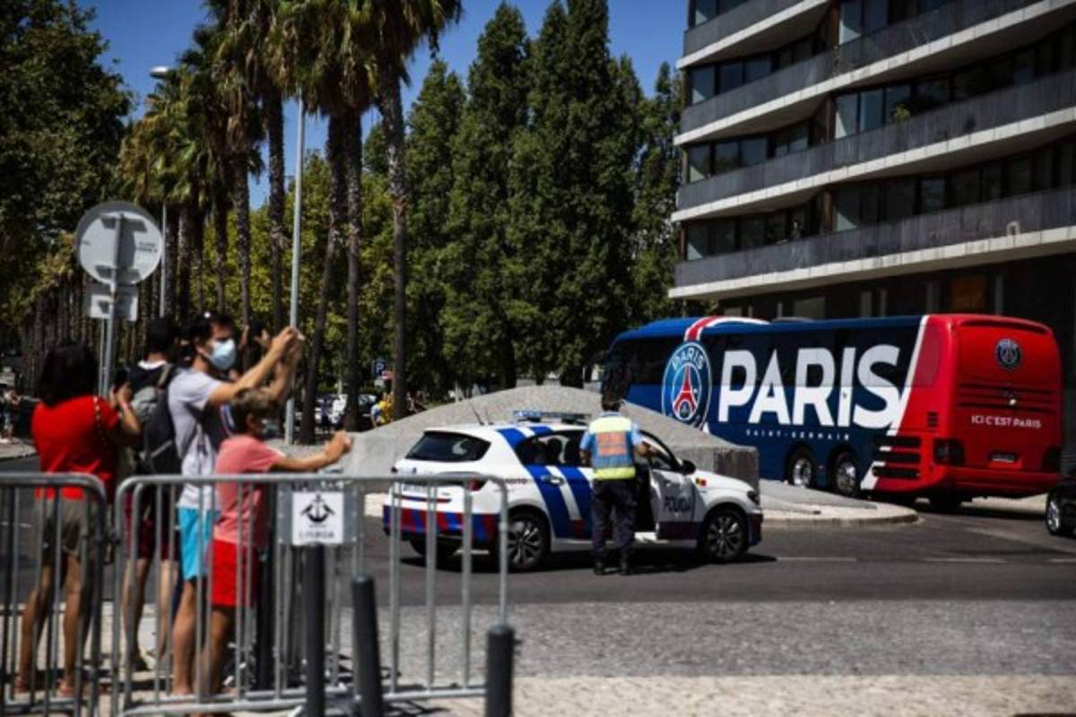 El día después de la Champions: Caos en las calles de París y frío recibimiento a los jugadores del PSG
