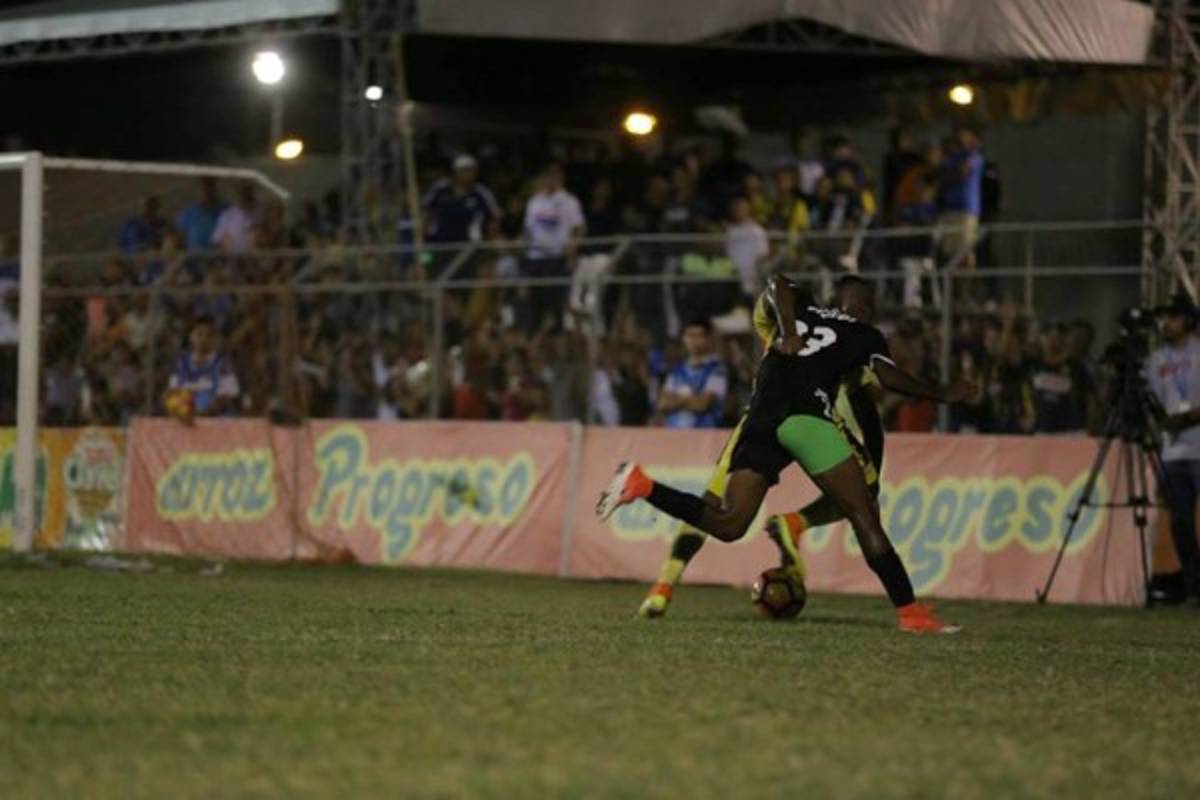 ¡NO SE VIO EN TV! El llenazo en El Progreso y el curioso festejo del' Chino'