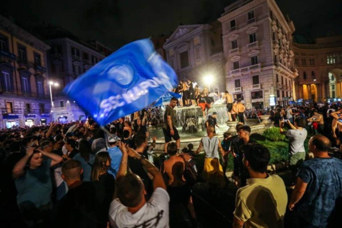 ¿Y el coronavirus? Así fue la polémica celebración de miles de hinchas del Napoli en Italia