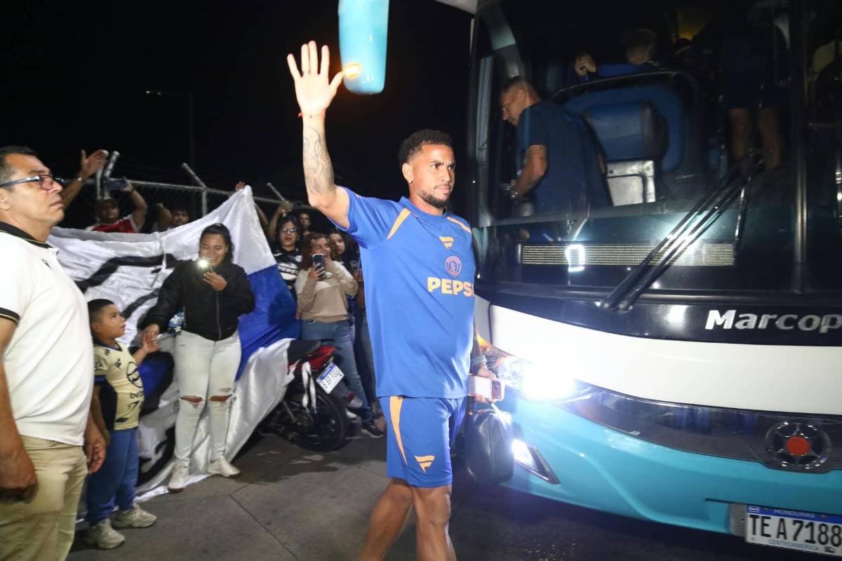 ¡Locura! Afición de Motagua arropa al club con banderazo; niño sorprende a Javier López