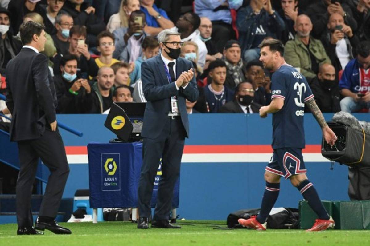 La polémica de Messi con PSG: se enoja con Pochettino tras sustituirle y le niega el saludo en su retiro