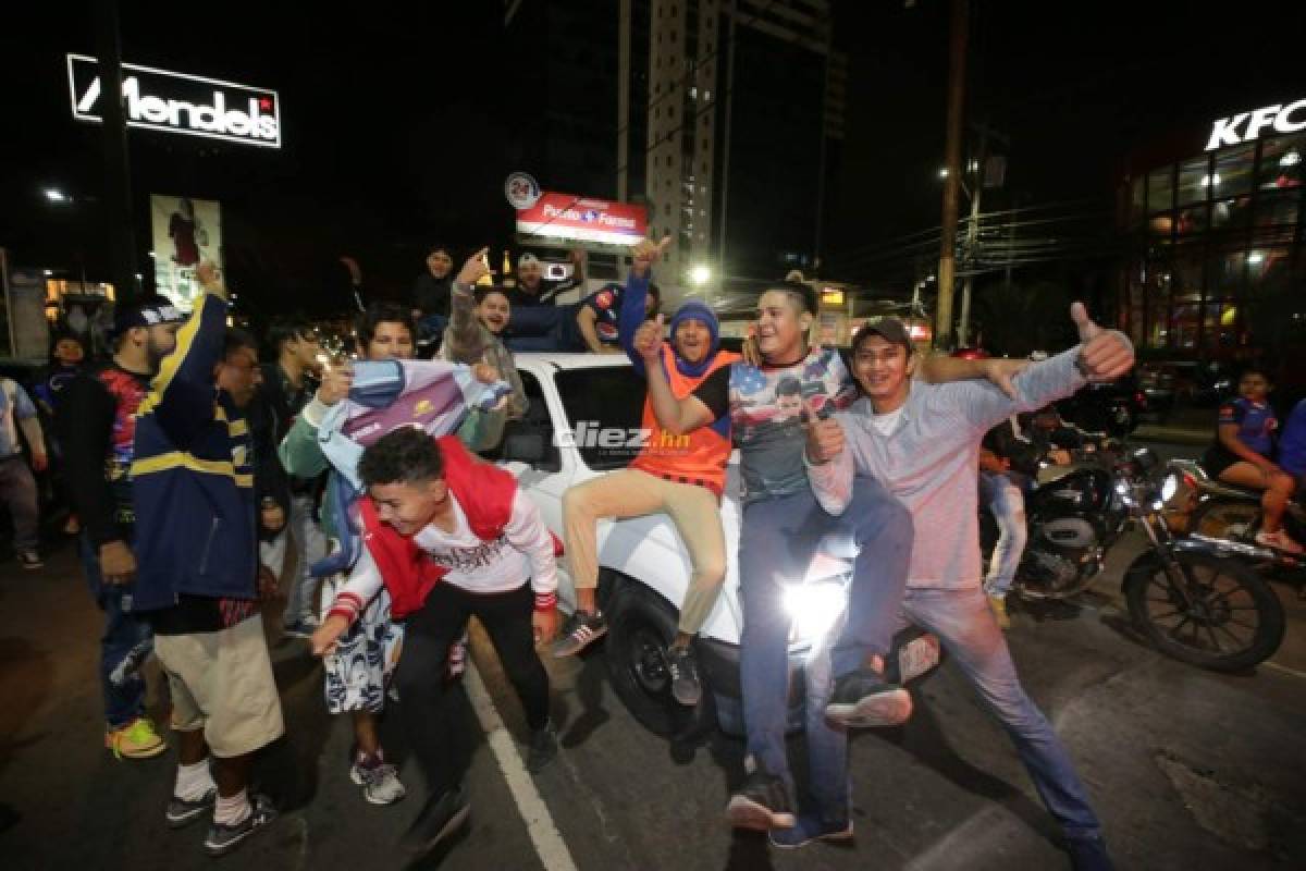 ¡Tegucigalpa se tiñe de azul! Aficionados salen a las calles a festejar la 16 del Motagua