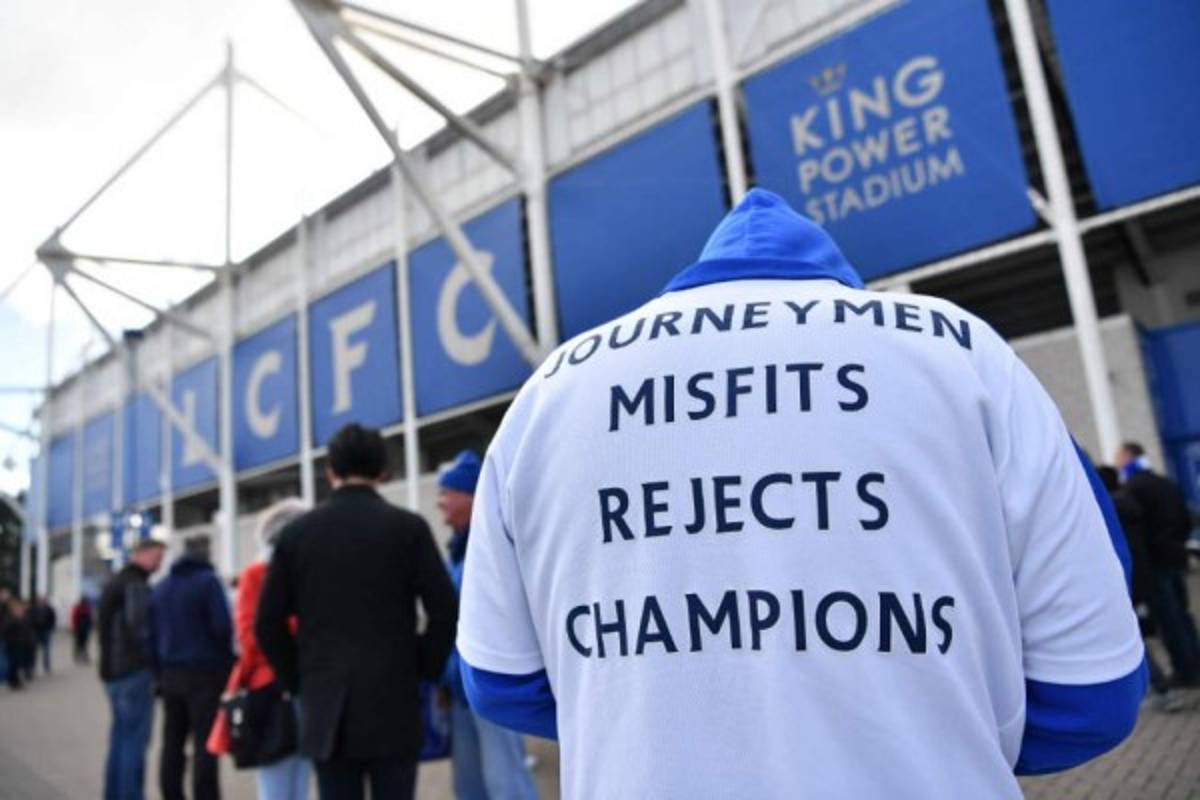 La angustia de los fanáticos del Leicester City por la muerte de su presidente