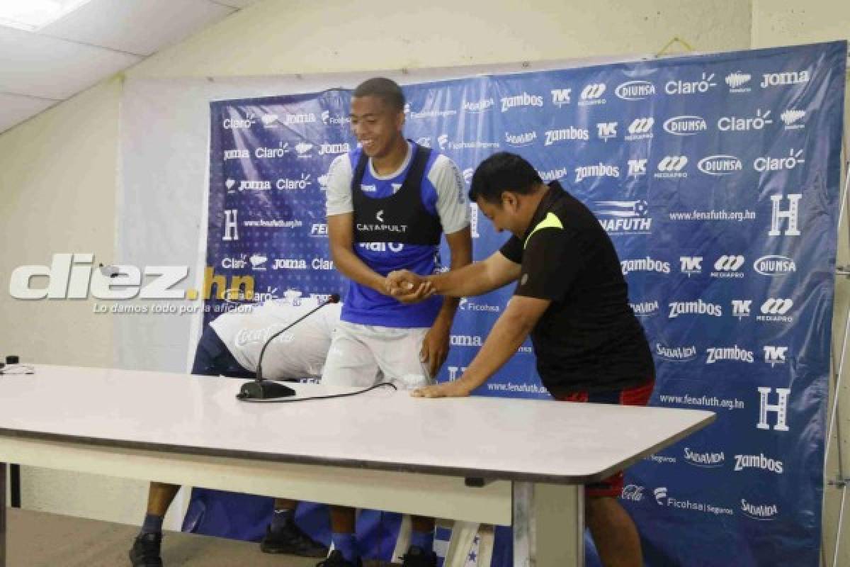 FOTOS: La caída de Rigo Rivas en conferencia de prensa con la Selección de Honduras