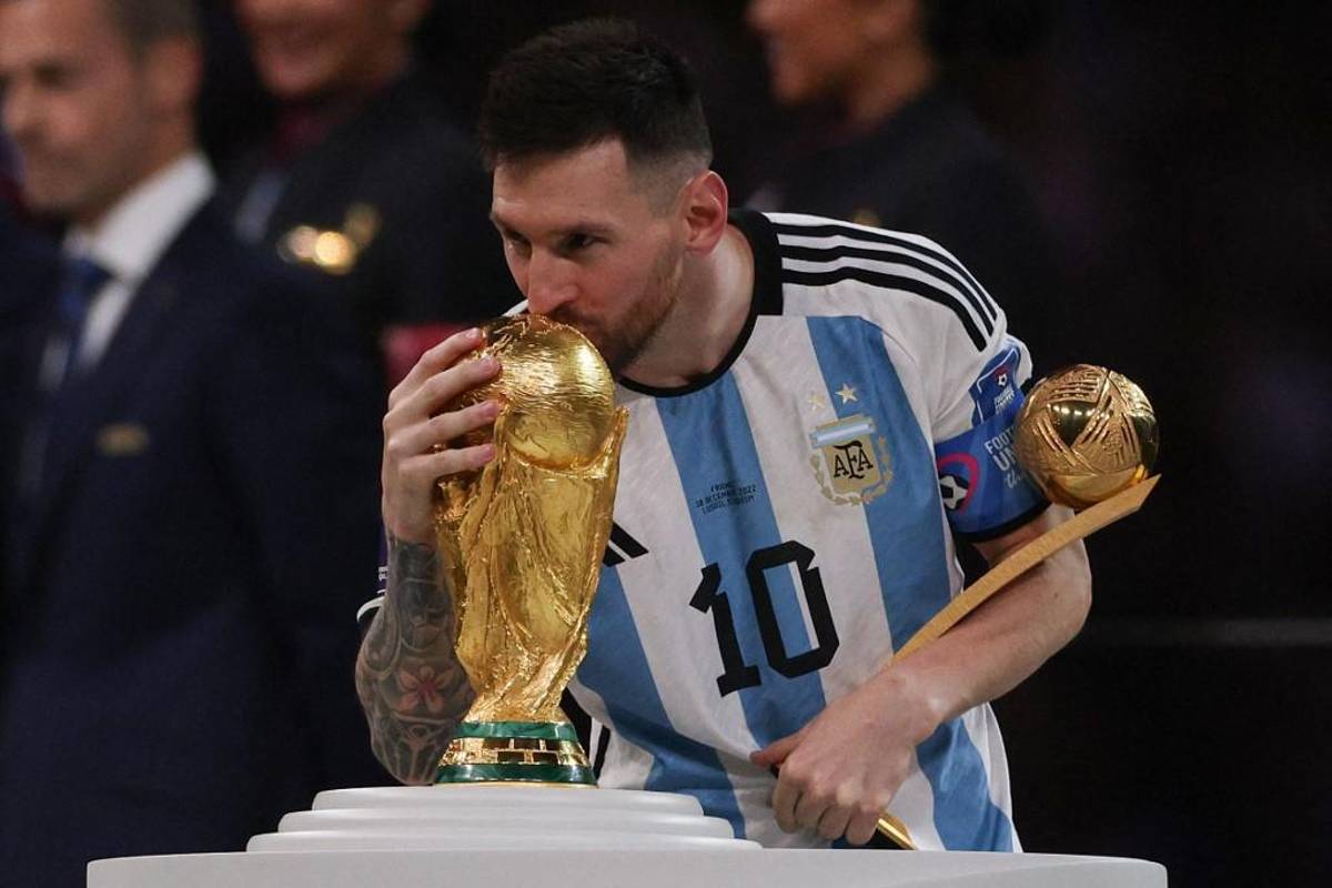 ¿Qué significa la capa que le colocó el Emir de Qatar a Messi? El polémico festejo del Dibu y un Mbappé destrozado por Argentina