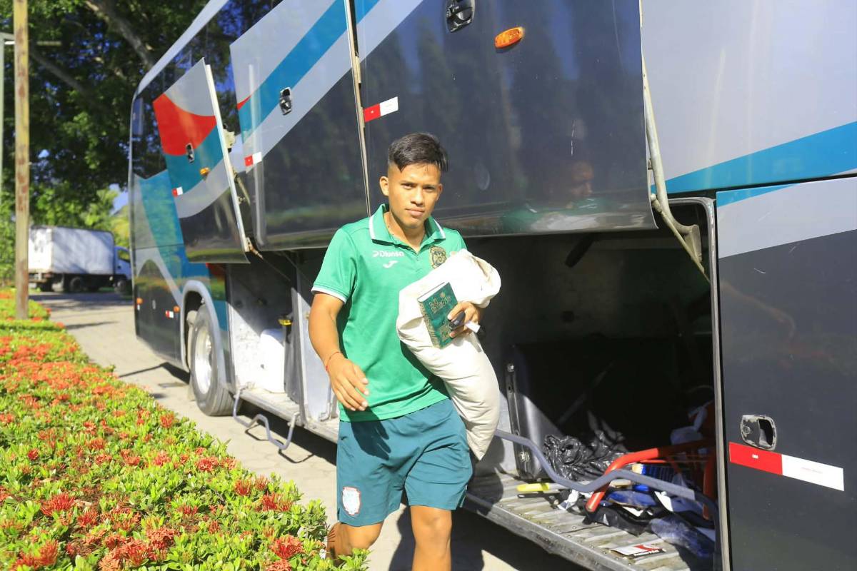 Marathón sale rumbo a Tegucigalpa: El jugador con la biblia en mano, otro con tablet y todos los cachivaches de Rubilio