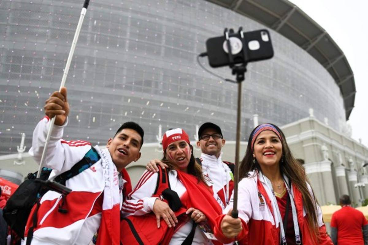Francia y Perú engalanan Rusia 2018 con sus bellas aficionadas